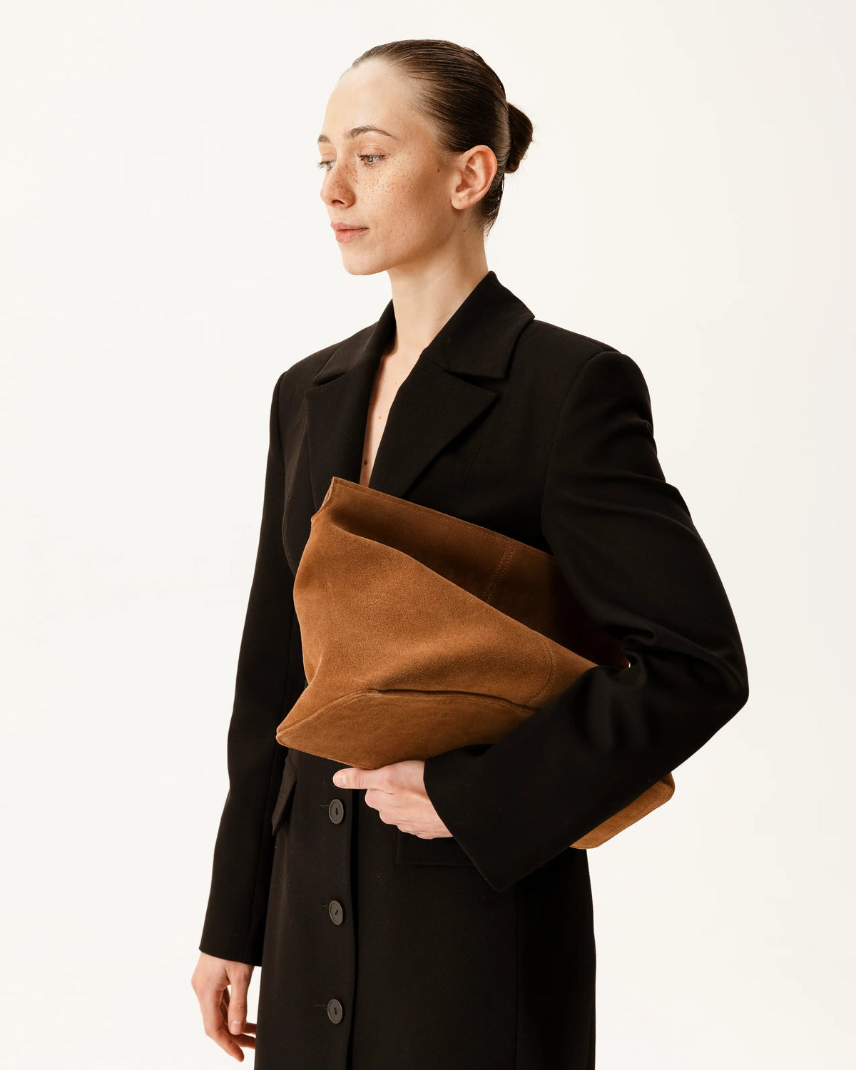 Elza Clutch z karmelowego zamszu, noszona pod ramieniem