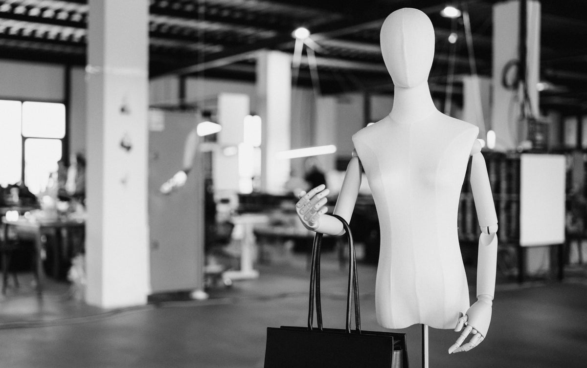 Manekin z czarną torbą tote w atelier Poelle