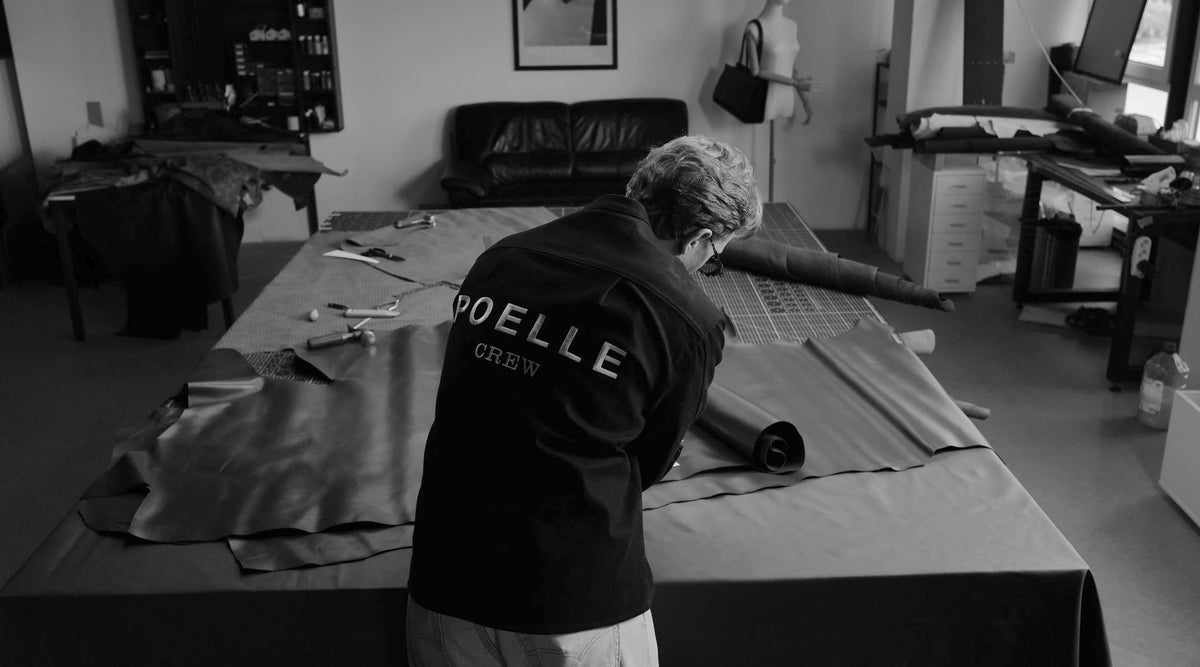 Przy stole krojczym w atelier Poelle